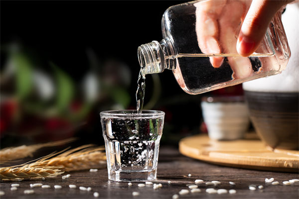 白酒遇冷，集體“降度”，關(guān)聯(lián)企業(yè)有何營銷啟示？